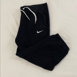 Women’s black Nike sportwear capris